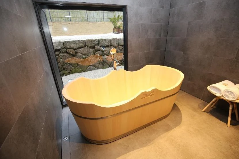 Wooden bath at ZENAGI the expedition hotel