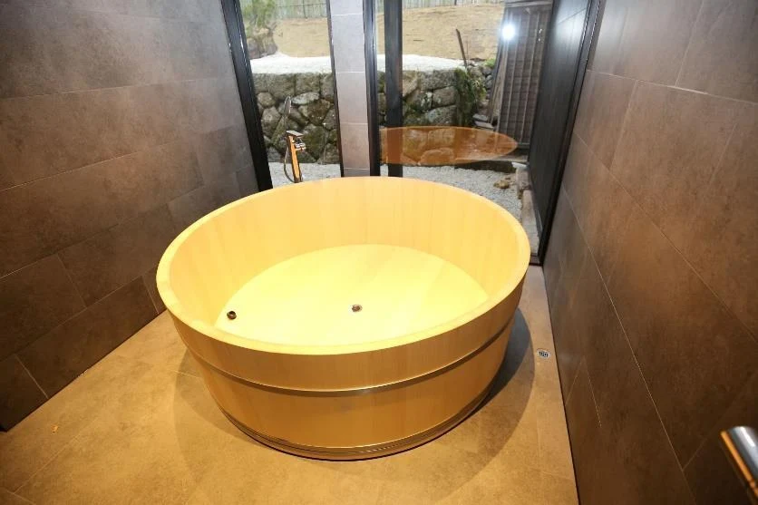 Round wooden bath at ZENAGI